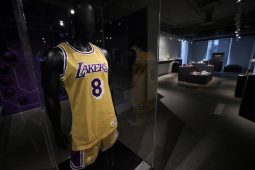 Kobe Bryant debut Lakers jersey sells for $7 million