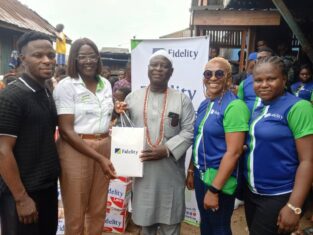 L-R: Proprietor, Part of Solution School, Makoko, Prince Shemede Taiwo; Team Lead, CSR, Fidelity Bank Plc, Victoria Abuka; Traditional Leader of Makoko Community, Shemede Emmanuel Ajaka; Head, HR Business Partnerships & Communication, Fidelity Bank Plc, Nwamaka Kalu; and Class Governor, Achievers’ Inductees Class, Fidelity Bank Plc, Oluwabusayo Obagunwa, during the Fidelity Helping Hands Program (FHHP) outreach and donation of food items and other relief materials to residents of Makoko, Lagos.