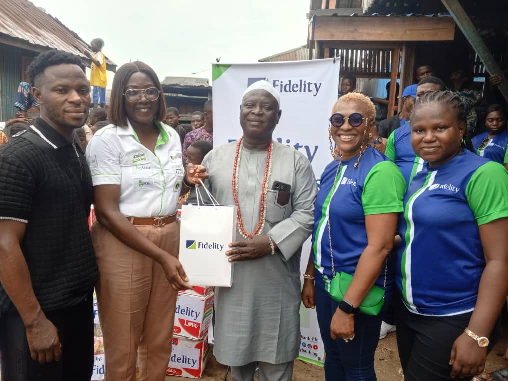 L-R: Proprietor, Part of Solution School, Makoko, Prince Shemede Taiwo; Team Lead, CSR, Fidelity Bank Plc, Victoria Abuka; Traditional Leader of Makoko Community, Shemede Emmanuel Ajaka; Head, HR Business Partnerships & Communication, Fidelity Bank Plc, Nwamaka Kalu; and Class Governor, Achievers’ Inductees Class, Fidelity Bank Plc, Oluwabusayo Obagunwa, during the Fidelity Helping Hands Program (FHHP) outreach and donation of food items and other relief materials to residents of Makoko, Lagos.