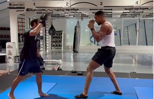 Anthony Joshua returns to gym
